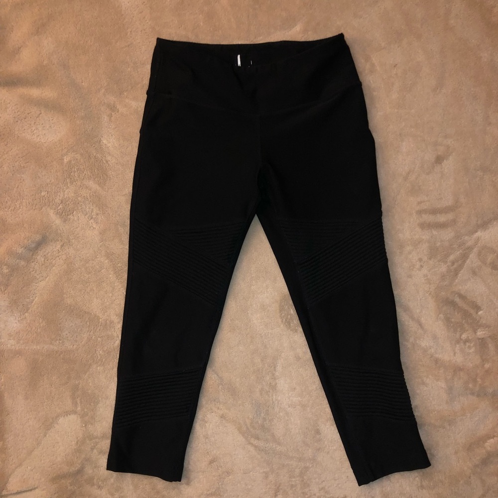 Mondetta cropped leggings w/ detail size small GUC